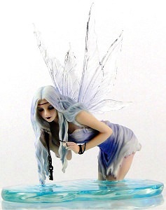 figur af Fe prinsesse i en pulje af vand
